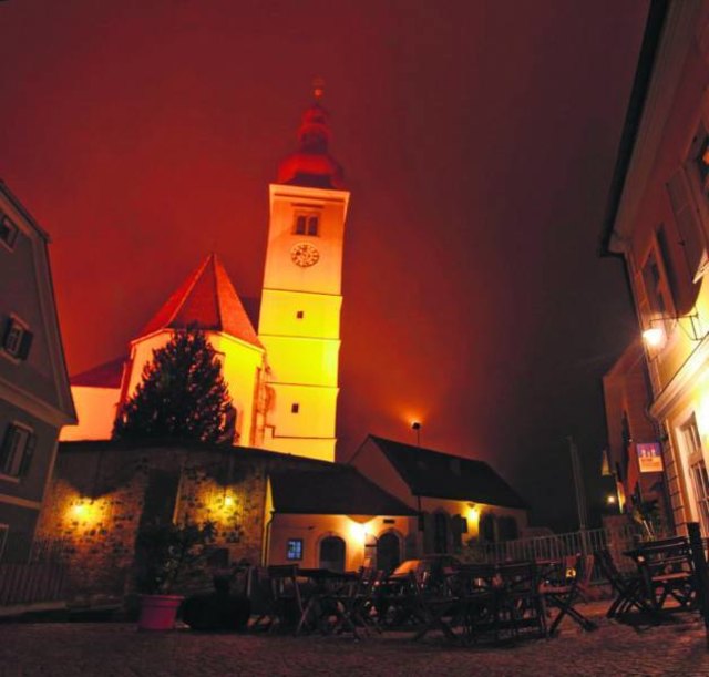 Ein stimmungsvoller Platz in Straden: Der Blick von der Greißlerei De Merin zur Pfarrkirche.                                                                                                                                      Fotos: WOCHE (3), KK (2)