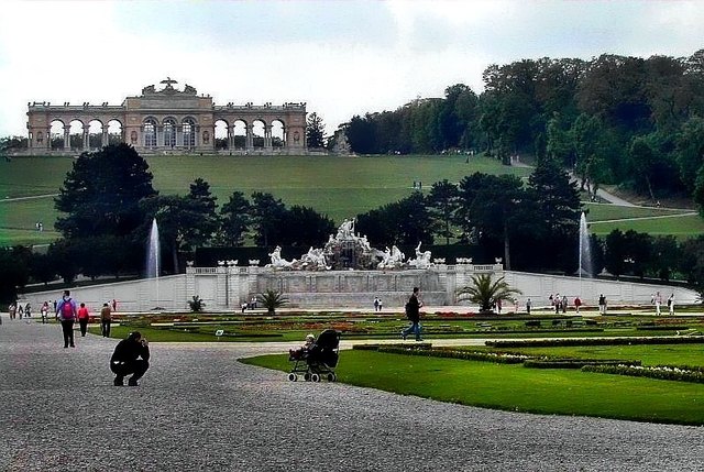 gloriette und brunnen