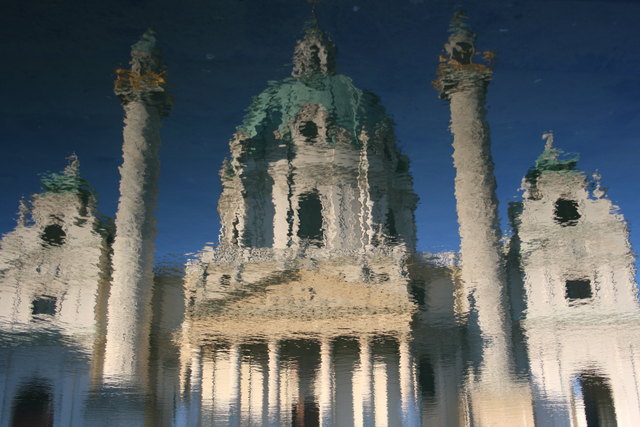 Spiegelung der Karlskirche