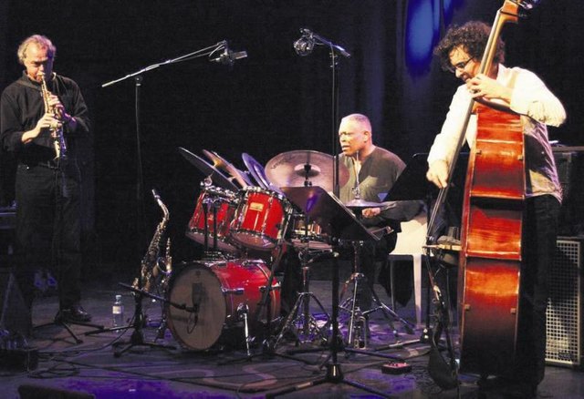 Die Paradejazzer Karlheinz Miklin, Billy Hart und Heiri Känzig stellten im Kulturhauskeller Straden ihre neue Live-CD vor.               Foto: KK