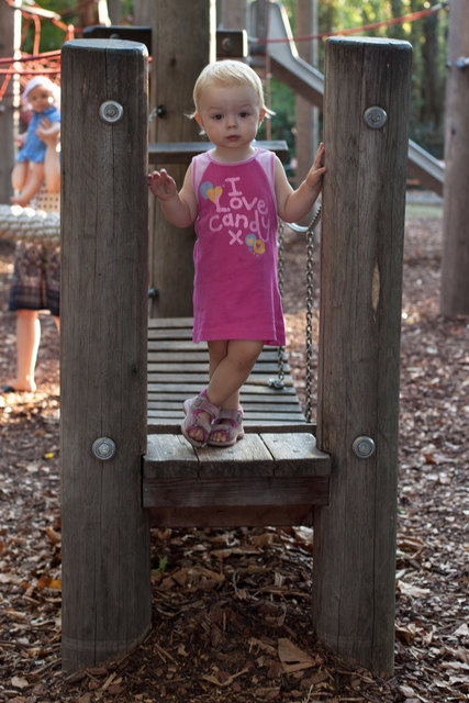 „Ja, Mami, das Spielplatz gehört mir, auch wenn ich nur ein ein halb bin.“ Im Oberlaa Park