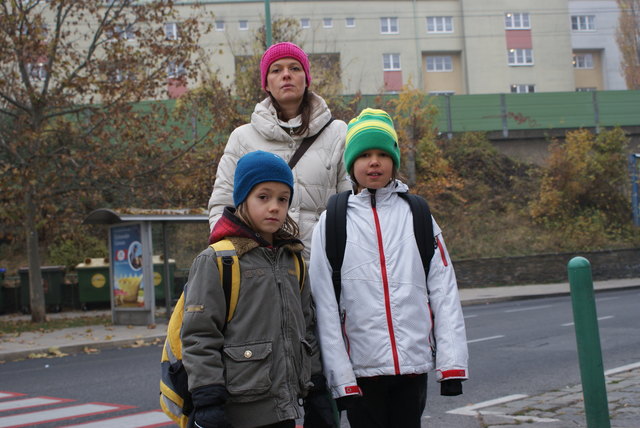 „Diese Kreuzung ist gefährlich“ finden die Schüler Carla (rechts) und Wendelin. Mutter Isabelle Engels fordert einen Lotsen.