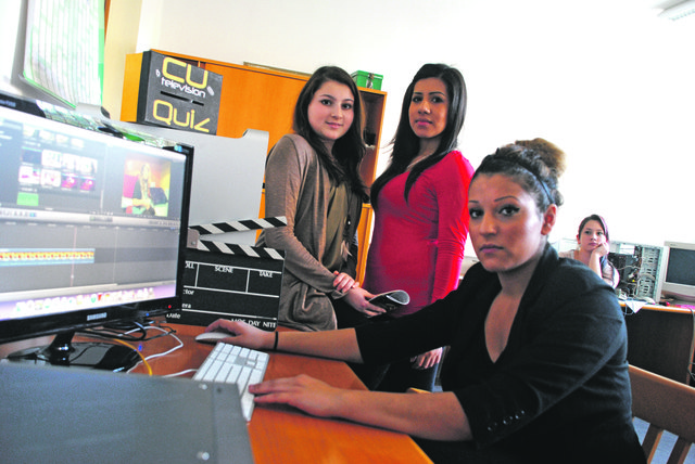 Hier wird Programm gemacht: Julietta Bangiew, Diana Corilina El Masri und Sara Uscic (v. l. n. r.) am Schnitt-Computer.