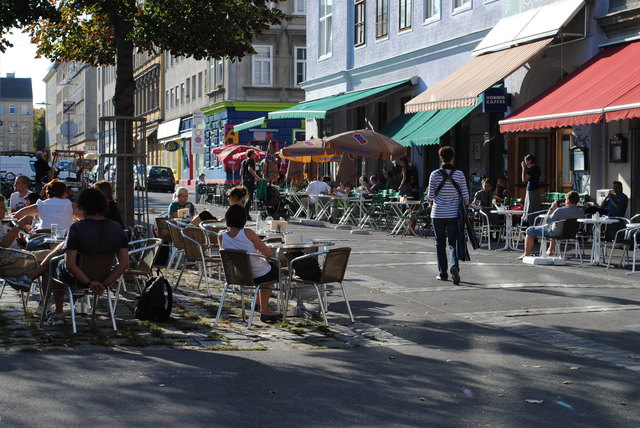 Kurzer Flashback: Sonnenanbeter in den Schanigärten auf der Piazza am Yppenplatz.