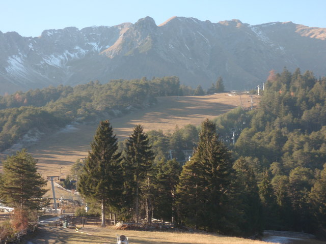 Abfahrtspiste ohne Schnee