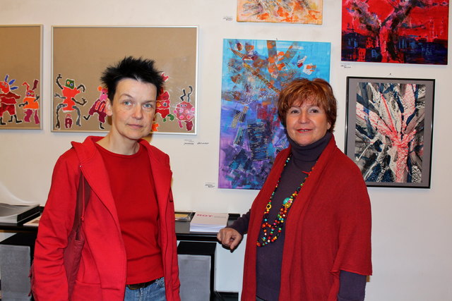 Christina Stigma mit Künstlerkollegin Helga Vranjes vor ihren Werken.