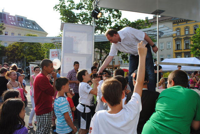 Im 16. wird Integration gelebt: Bezirksvorsteher Prokop beim sommerlichen Bezirksfest mit seinen Ottakringern.