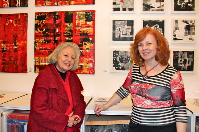 Monika Frank vor ihren brennroten Kunstwerken, daneben Andrea Bauer mit ihren "Monos".
