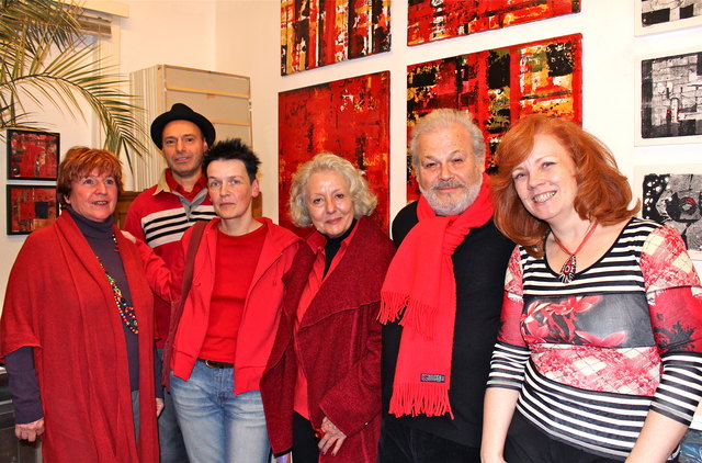 Die ArteMIX Künstler - zur ersten Vernissage alle in Rot. (v.li.n.re.) Helga Vranjes, Kurt Daque, Christine Stigma, Monika Frank, Hausherr Rudolf Svoboda und Andrea Bauer.