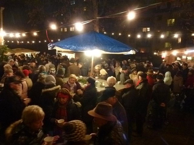 Eröffnung des Adventmarktes. Die Gäste drängten sich in der Kälte des Pfarrhofgartens und in der wohligen Wärme des Pfarrzentrums... (siehe auch http://goo.gl/Z9KpD)