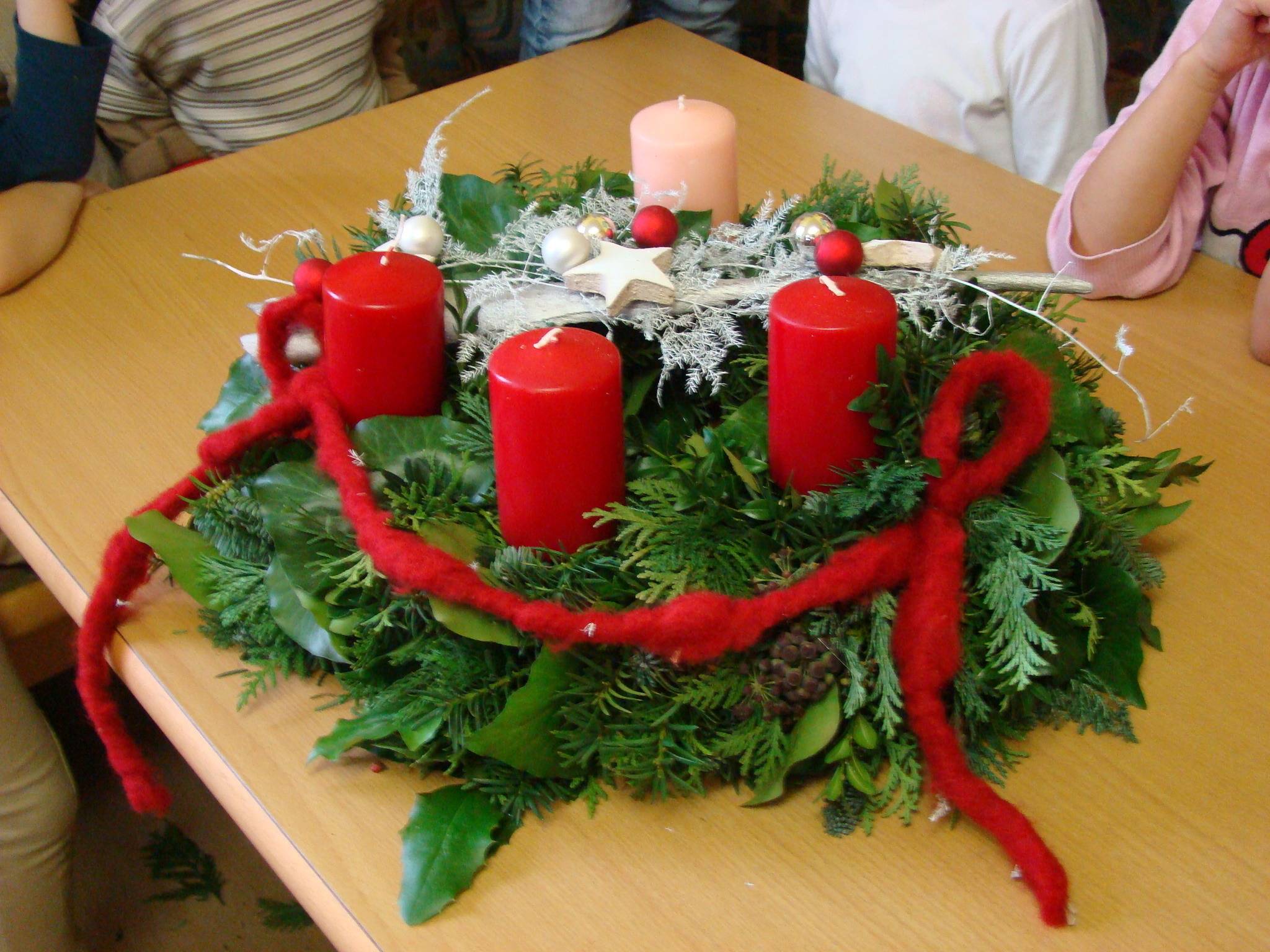  Projekt "JUNG UND ALT" Kindergarten GÜTTENBACH "ADVENTKRANZ FLECHTEN 