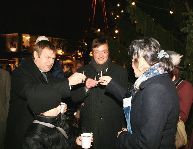 Nach der gelungenen "Entzündung" des Baumes ein Schnapsl, VBgm. Michael Dessl, Bgm. Anton Hoflacher, Bgmin. Hedi Wechner.