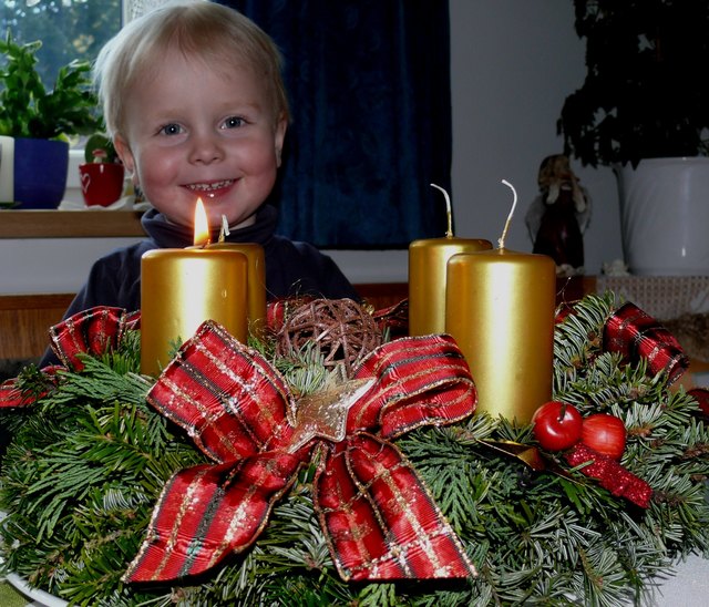 Da strahlen Kinderaugen. Noah freut sich über die  erste Kerze die am Adventkranz leuchtet.