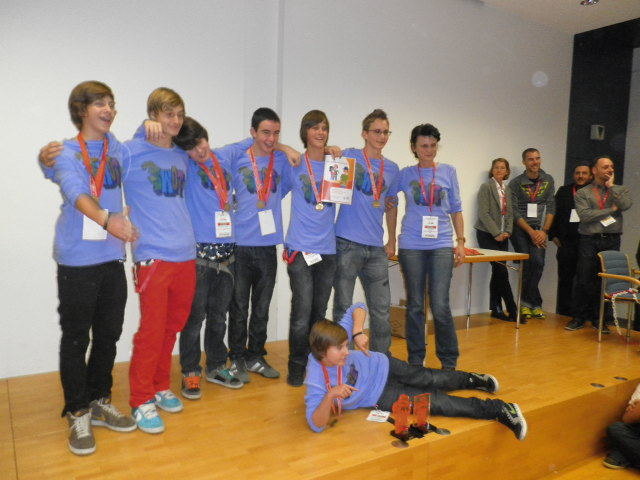 Team SWOT mit den beiden Pokalen