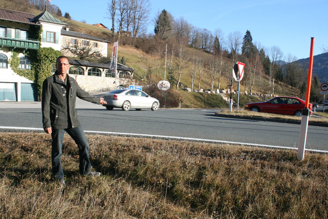 FF-Kommandant Karl Winter an der gefährlichen Kreuzung. An der Stelle des roten Fahrzeuges stand auch das Unglücksauto. | Foto: Marion Samol