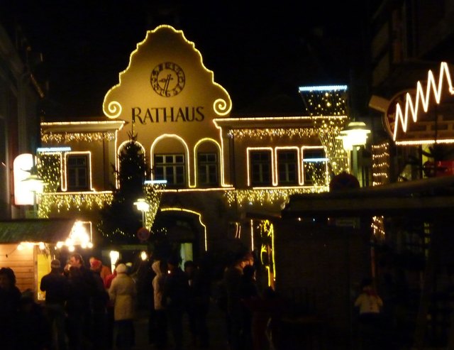 Das Rathaus von Markt Piesting mit neuer Weihnachtsbeleuchtung.