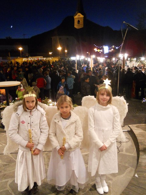 Diese drei Englein von der Volksschule Kirchdorf traten beim Hirtenspiel der 3. Klasse im Rahmen des 11. Kirchdorfer Adventmarktes auf