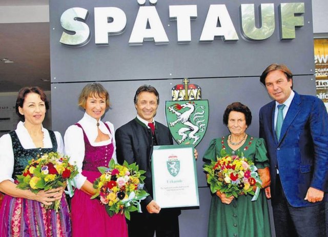 Das Landeswappen erhielt der Betrieb Spätauf aus Halbenrain von Franz Voves verliehen. Foto: KK