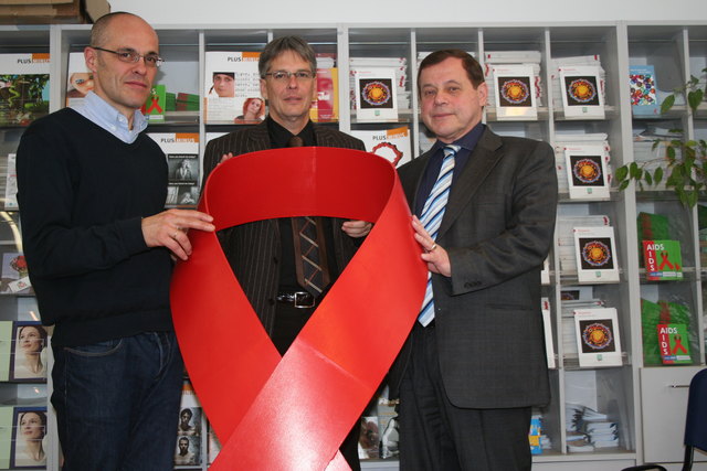 LHStv. Peter Kaiser mahnt gemeinsam mit Dr. Günther Nagele und Dr. Robert Kobau (r) von der AidsHilfe Kärnten zur Vorsicht