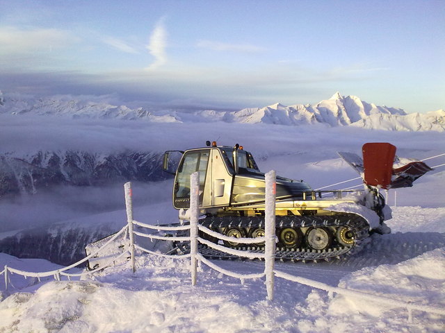 Die Pistenflotte steht in Heiligenblut bereit und ist natürlich auch schon im Einsatz, um das Skifahren zu ermöglichen