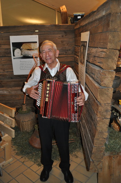 Alfons Schiestl sorgte mit seiner Steirischen für gute Stimmung in der Sennerei Fügen