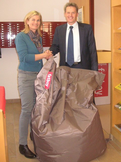 Prok. Christian Krepper überreichte Bauspar-Gewinnerin Mag. Ute Steinbacher in der Raiffeisenbank Erpfendorf einen modernen Fatboy-Sitzsack | Foto: Raiffeisenbank Kirchdorf/Erpfendorf