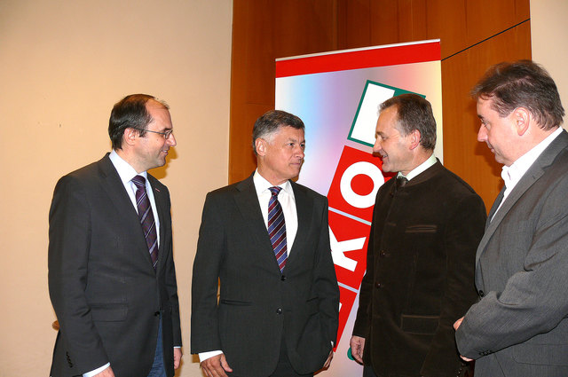 V. l.: Andreas Schlemmer, LR Kurzmann, Johann Spreitzhofer und Vinzenz Harrer nach der LKW-Fahrt im Saal der Wirtschaftskammer.