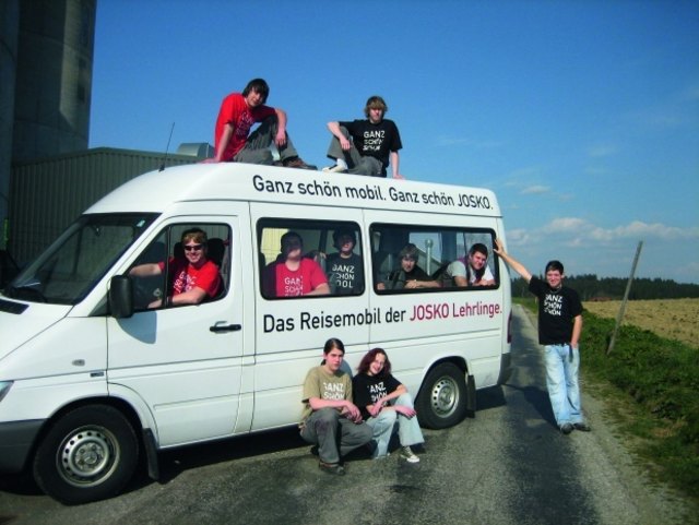 josko lehrlinge mit mobil