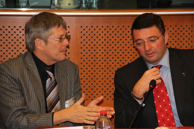 SPÖ-Chef LHStv. Peter Kaiser im gespräch mit dem SPÖ-Delegationsleiter im EU-Parlament Jörg Leichtfried.