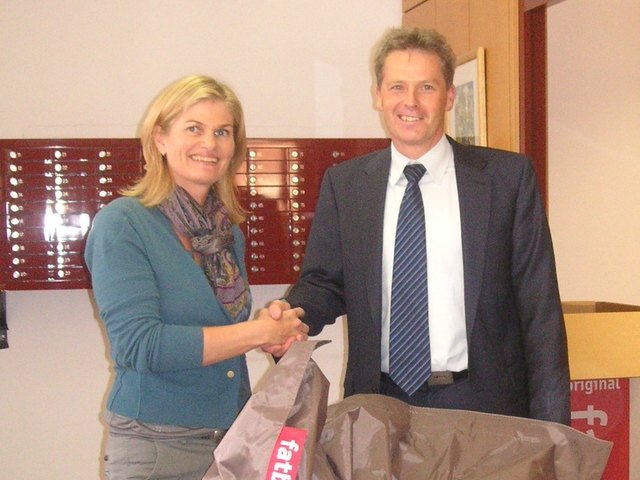 Prok. Christian Krepper überreichte Bauspar-Gewinnerin Mag. Ute Steinbacher in der Raiffeisenbank Erpfendorf einen modernen Fatboy-Sitzsack | Foto: Raiffeisenbank Kirchdorf/Erpfendorf