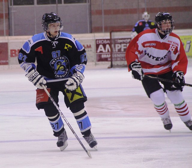Im Bild: v.l. Christoph Höhn (EHC Wattens-PINGUINS)