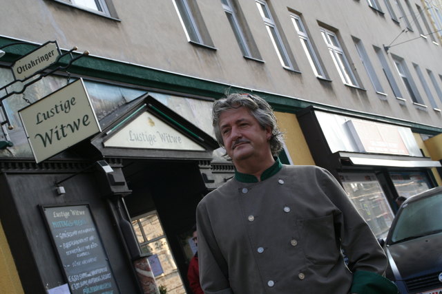 Gar nicht lustig findet Wirt Josef Kainz, dass für die U1 dort gegraben wird, wo es noch funktionierendes Geschäftsleben gibt.