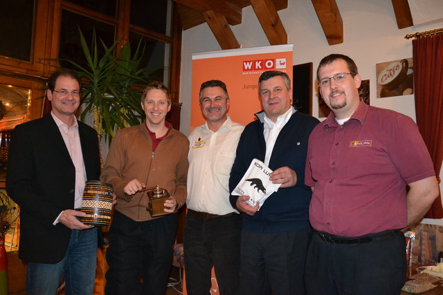 V.li.n.re: Raika-Chef in Ried Peter Kathrein, JW-Bezirksvorsitzender Heiko Luchetta, Kaffeesommelier Goran Huber, WB-Bezirksobmann Toni Prantauer und Hausherr Florian Leitl.