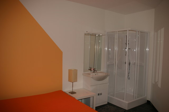 Jedes Zimmer ist mit einem Bett, Dusche, Waschbecken und Kasten ausgestattet.