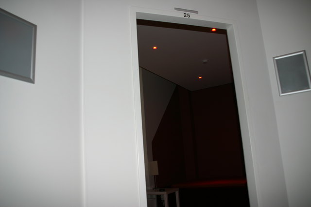 Am langen Gang des Laufhauses reihen sich die Zimmer der Mädchen. Über der Tür befindet sich die Zimmernummer und ein Lichtsignal, das die Verfügbarkeit der Dame anzeigt.