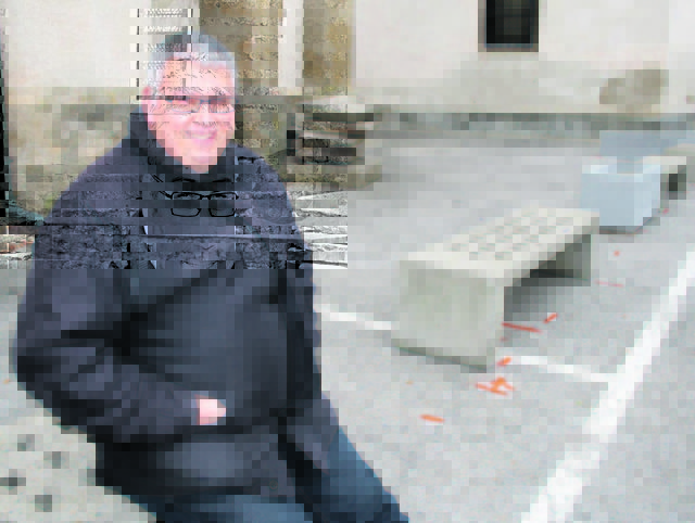 Blumentröge im Gefahrenbereich verstellen die Parkplätze um die Kirche. Das ist eine Initiative von Pater Wolfgang Gracher