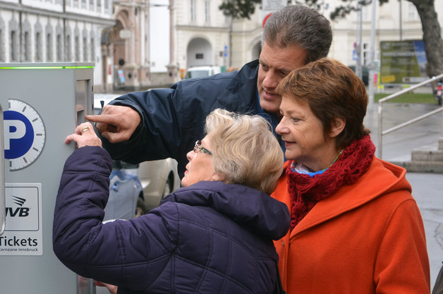 Zeigten, wie es geht: StR Marie-Luise Pokorny-Reitter (re.) und Herbert Schwarz, Referent Straßenverwaltung (hinten). | Foto: RMS