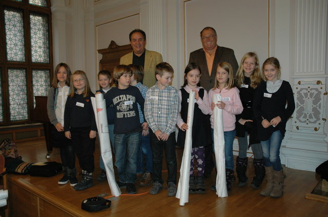 Kinder an die Macht: Bezirksvorsteher Homole (links hinten) mit den Volksschülern. | Foto: Bezirksamt