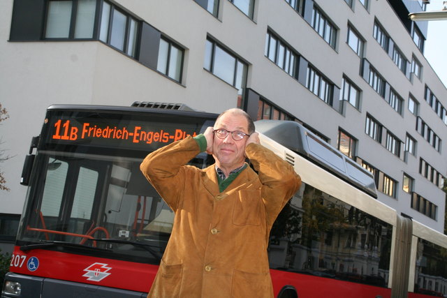 Laufende Motoren, Bremsmanöver und Anfahren: Robert Pohl leidet unter dem Bus-Lärm.