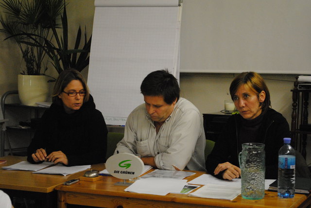 V.l.n.r.: Eva van Rahden (Abteilungsleiterin SOPHIE-BildungsRaum), Charly Schall (Grüne Brigittenau) und die Grüne Gemeinderätin Birgit Hebein