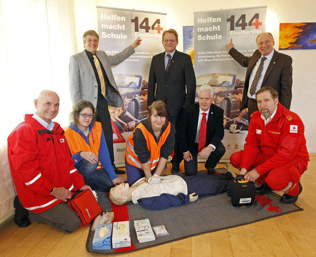 LHStv. Peter Kaiser stellt gemeinsam mit Rot Kreuz-Präsident Peter Ambrozy, Landesschulratspräsident Walter Ebner und Peter Begusch vom Landesjugendrotkreuz (hockend, Mitte) die Initiative "Helfen macht Schule" vor. Günstige Erste-Hilfe-Kurse für Kärntens Oberstufenschüler sollen sie in die Lage versetzen, helfen zu können und Leben zu retten. Der Kurs ist auch für den Führerschein anrerechenbar. | Foto: Fotonachweis Gert Eggenberger