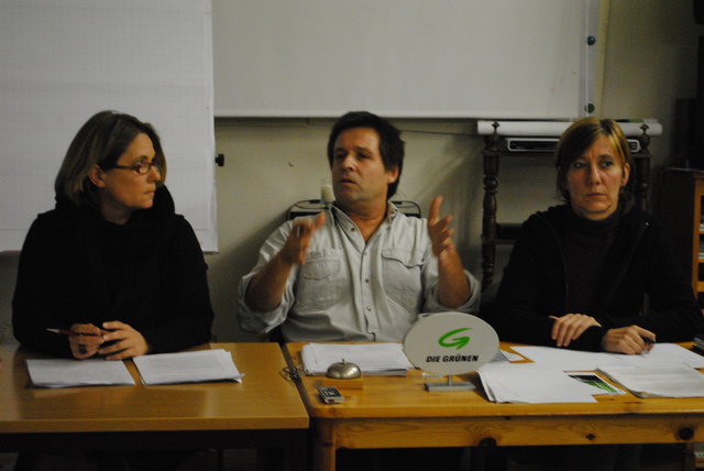 V.l.n.r.: Eva van Rahden (Abteilungsleiterin SOPHIE-BildungsRaum), Charly Schall (Grüne Brigittenau) und die Grüne Gemeinderätin Birgit Hebein