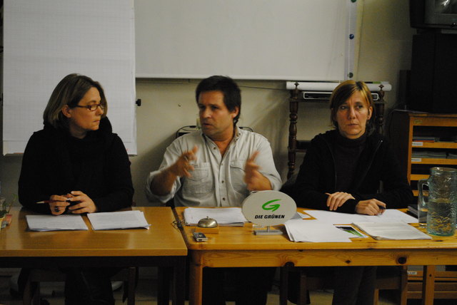 V.l.n.r.: Eva van Rahden (Abteilungsleiterin SOPHIE-BildungsRaum), Charly Schall (Grüne Brigittenau) und die Grüne Gemeinderätin Birgit Hebein