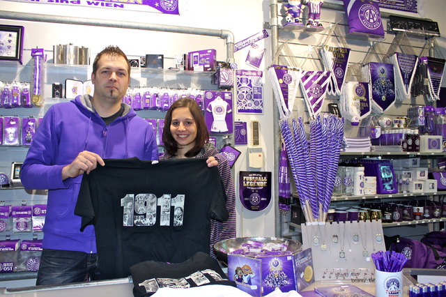 Georg Schuller und Sabine Treffner mit einem der beliebten "100-Jahre FK Austria"Jubiläums T-Shirts.