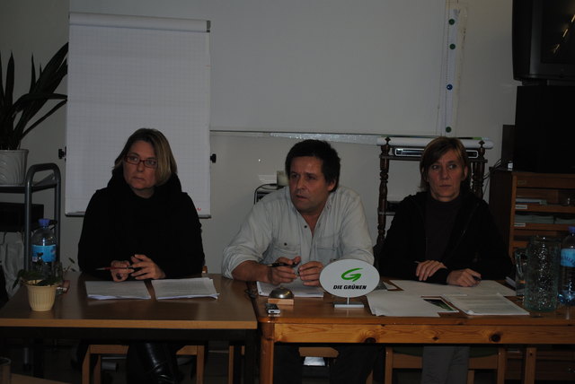 V.l.n.r.: Eva van Rahden (Abteilungsleiterin SOPHIE-BildungsRaum), Charly Schall (Grüne Brigittenau) und die Grüne Gemeinderätin Birgit Hebein