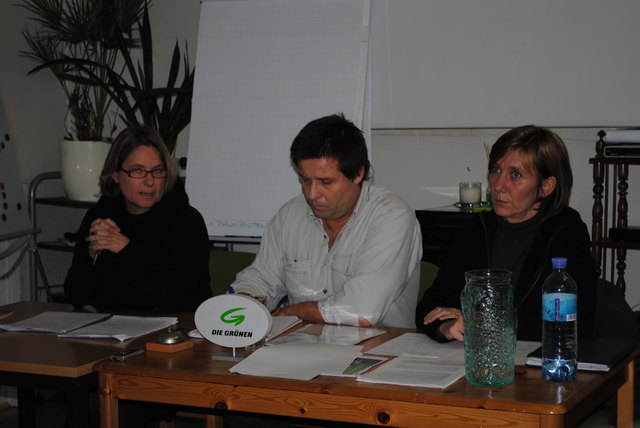 V.l.n.r.: Eva van Rahden (Abteilungsleiterin SOPHIE-BildungsRaum), Charly Schall (Grüne Brigittenau) und die Grüne Gemeinderätin Birgit Hebein