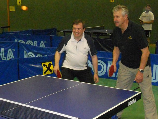 Kirchdorfs Pfarrer Mag. Georg Gerstmayr und Bürgermeister Ernst Schwaiger machten als Tischtennis-Doppelpaar eine gute Figur