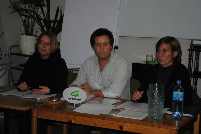 V.l.n.r.: Eva van Rahden (Abteilungsleiterin SOPHIE-BildungsRaum), Charly Schall (Grüne Brigittenau) und die Grüne Gemeinderätin Birgit Hebein