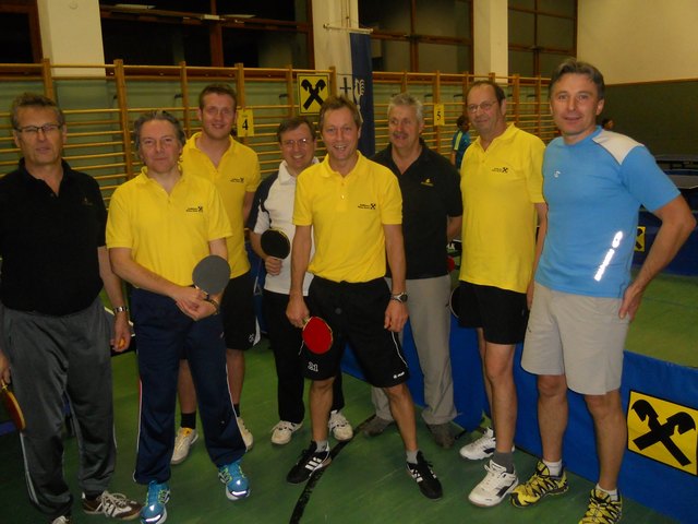 In einem Tischtennis-Freundschaftsspiel standen sich die Raiffeisenbank Kirchdorf und die SPG Gemeinde/Pfarre gegenüber. Das Raiba-Team siegte klar mit 9:1