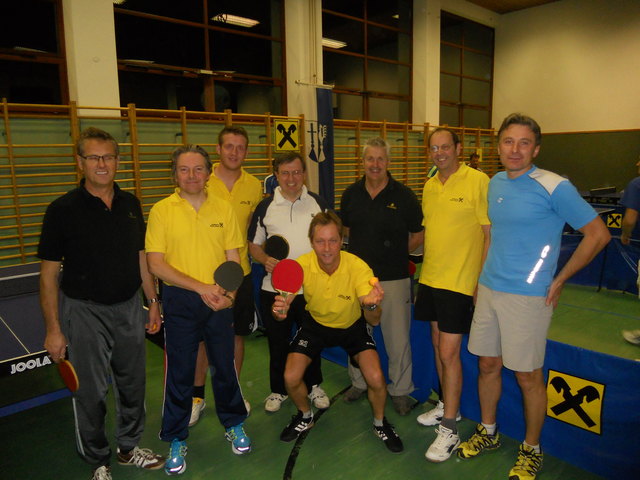 Vize-Bgm. Hans Hinterholzer, Raiba-GL Hannes Pichler, Peter Grander, Pfarrer Mag. Georg Gerstmayr, Leo Hofer, Bgm. Ernst Schwaiger, Heini Ziepl und GR Hans Kalkschmid nach dem Tischtennis-Freundschaftsspiel